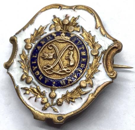 WW1 ARGYLL & SUTHERLAND HIGHLANDERS WHITE FACE ENAMEL SWEETHEART BADGE