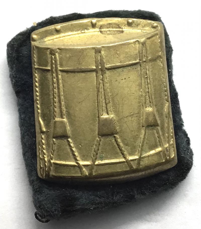 BRITISH ARMY - IRISH DRUMMERS BADGE WITH BACKING
