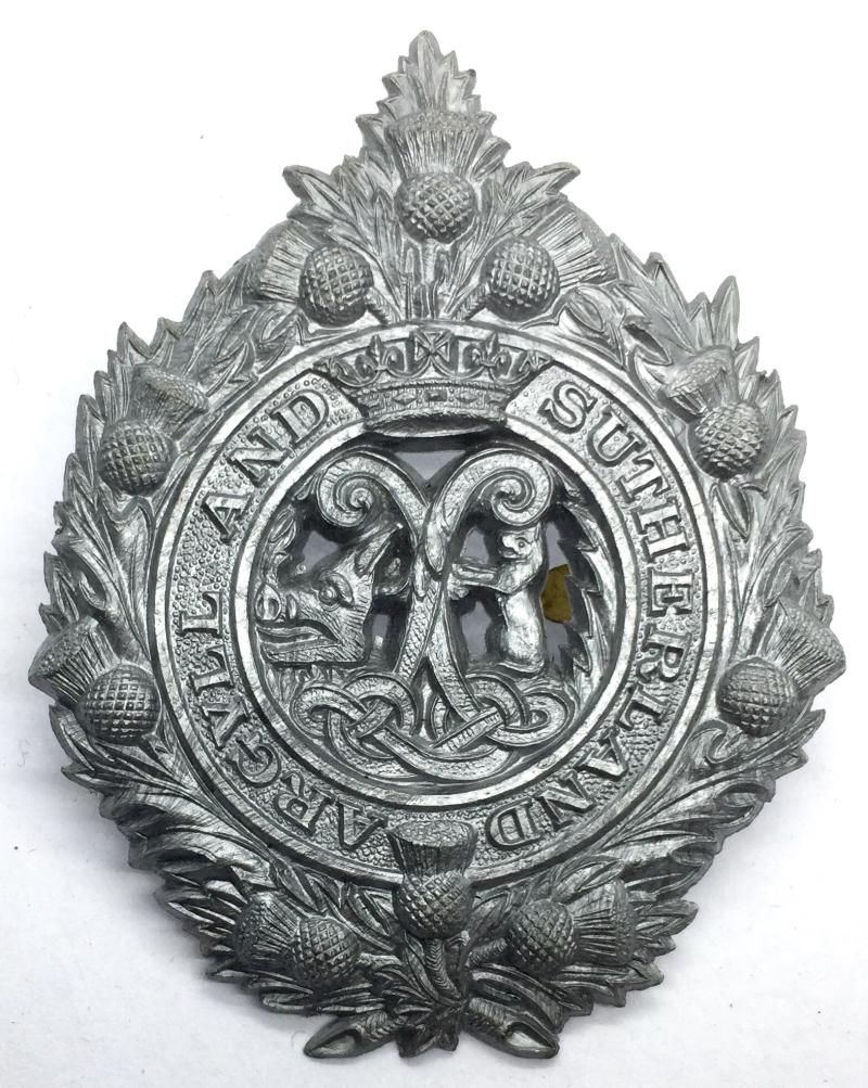 WW2 ARGYLL & SUTHERLAND HIGHLANDERS PLASTIC ECONOMY CAP BADGE