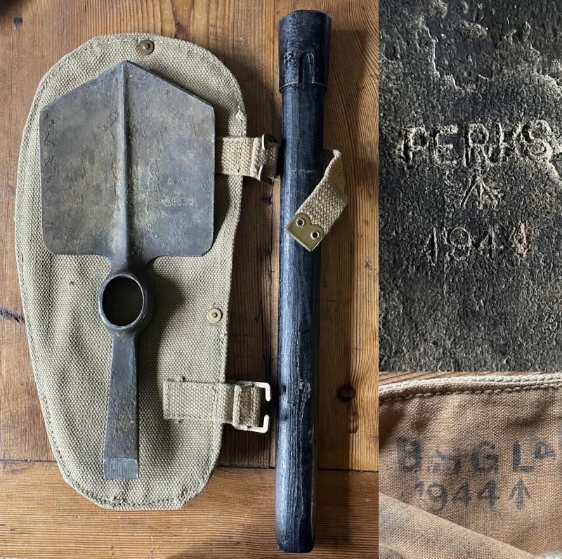 WW2 DATED BRITISH ENTRENCHING  TOOL C/W COVER & SHAFT