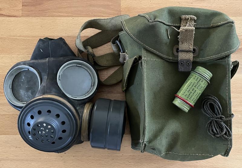 BRITISH 44 PATTERN MK3 LIGHT RESPIRATOR WITH 1944 DTD HAVERSACK & OUTFIT ANTI DIMMING