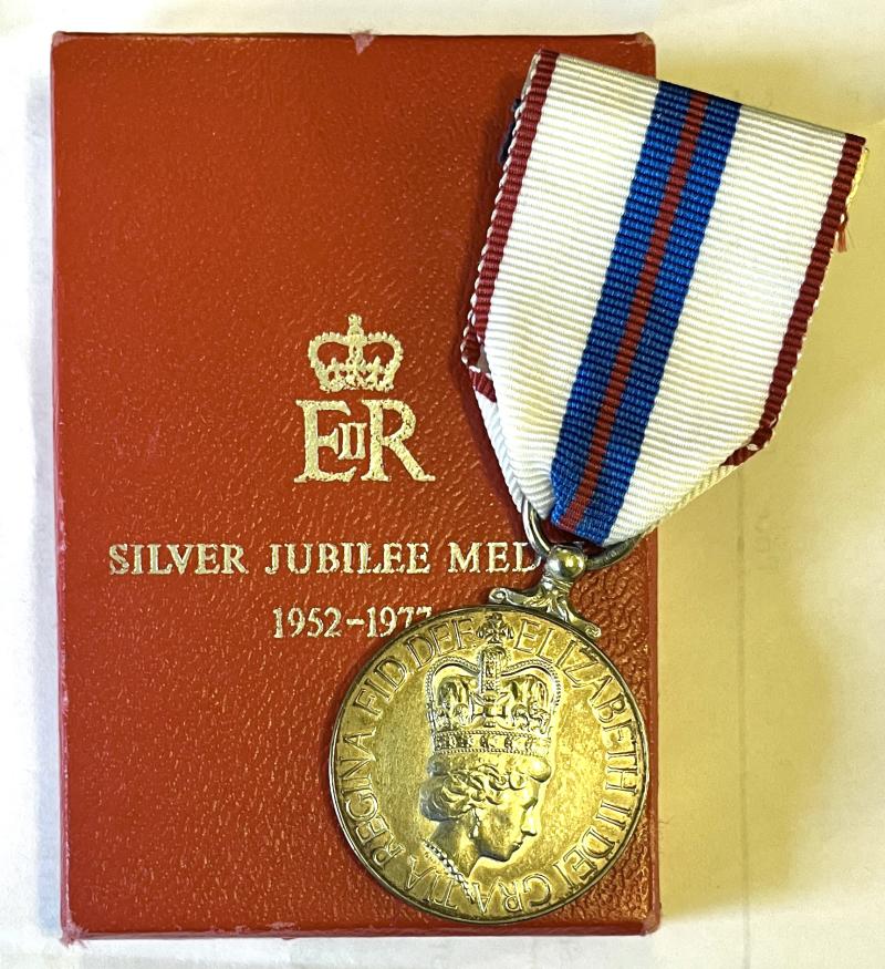 1977 - QUEENS .JUBILEE MEDAL C/W BOX OF ISSUE