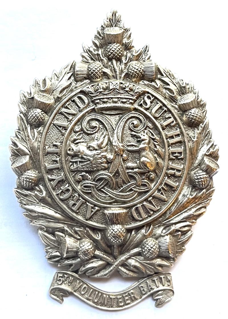 5TH VB ARGYLL & SUTHERLAND HLDRS. GLENGARRY BADGE C/W WITH SCROLL - EX HUGH KING
