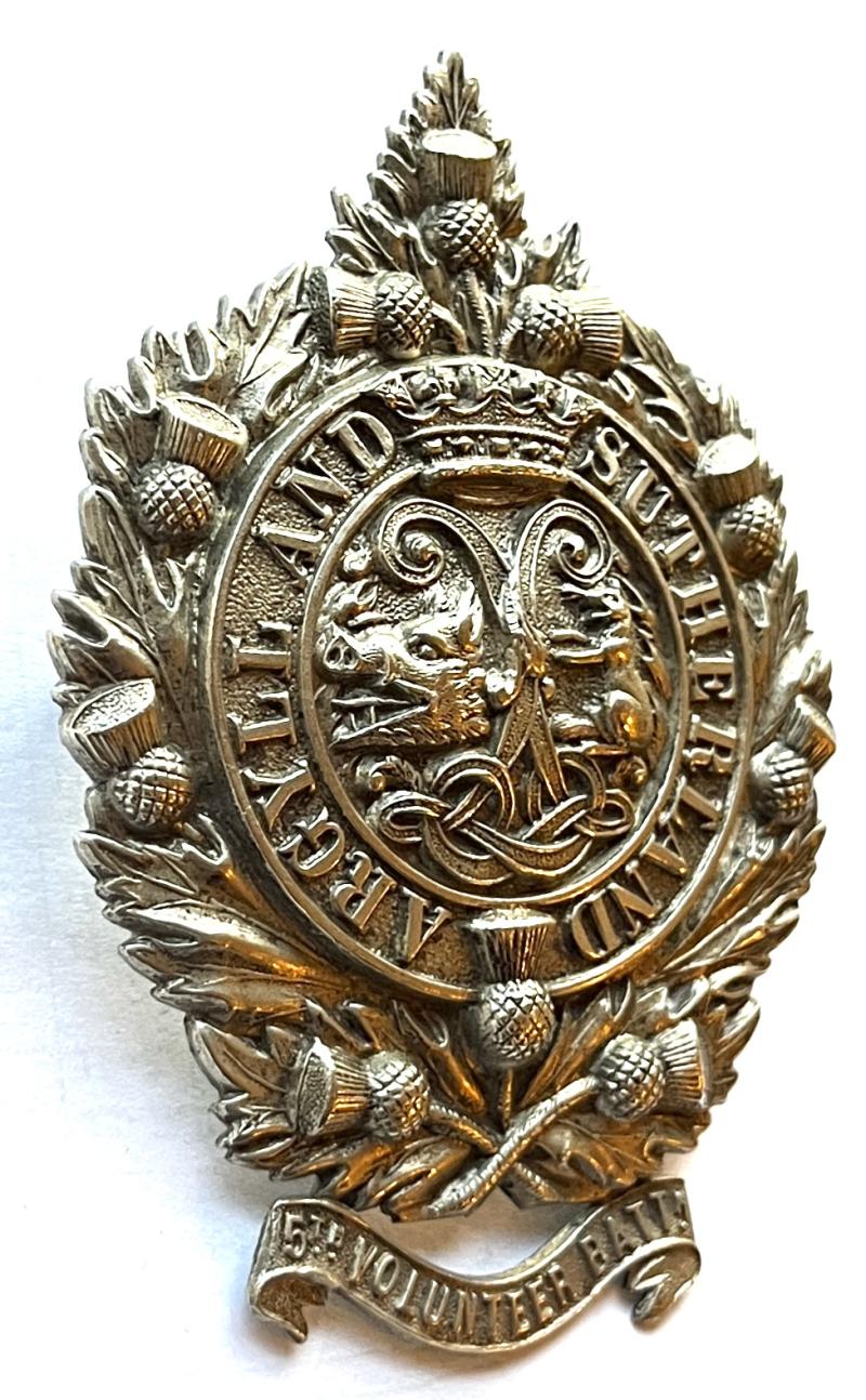 5TH VB ARGYLL & SUTHERLAND HLDRS. GLENGARRY BADGE C/W WITH SCROLL - EX HUGH KING