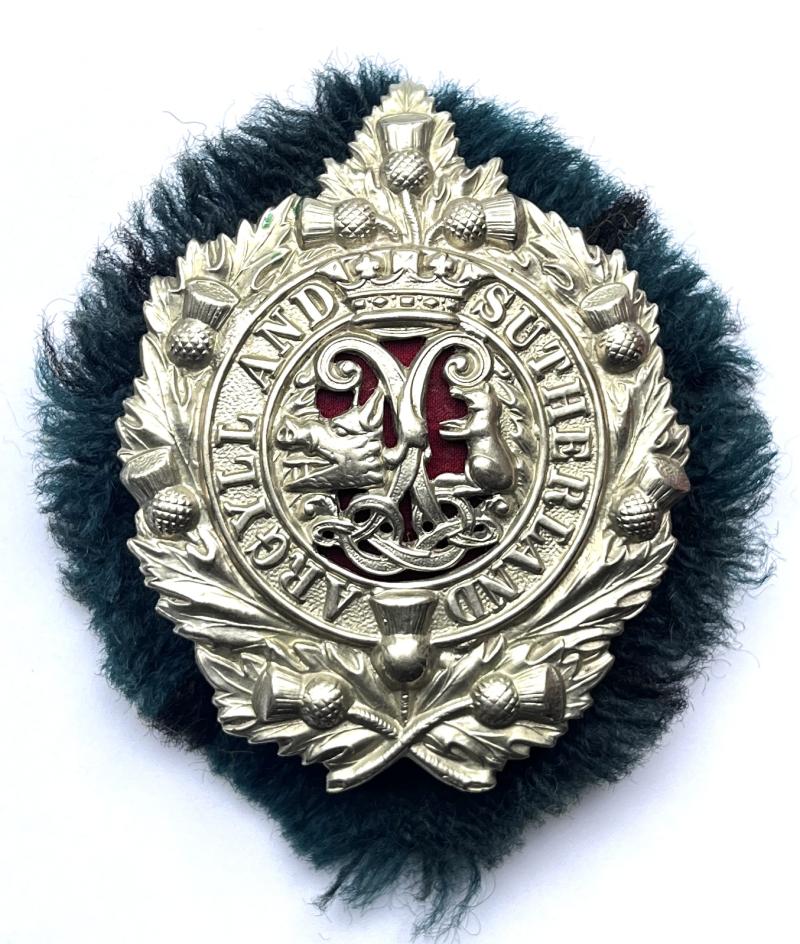 WW1 - ARGYLL & SUTHERLAND HLDRS. - SGT'S CAP BADGE /  GAUNT / TARTAN PATCH