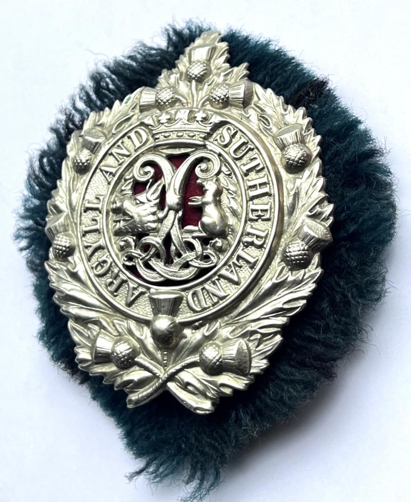 WW1 - ARGYLL & SUTHERLAND HLDRS. - SGT'S CAP BADGE / GAUNT / TARTAN PATCH