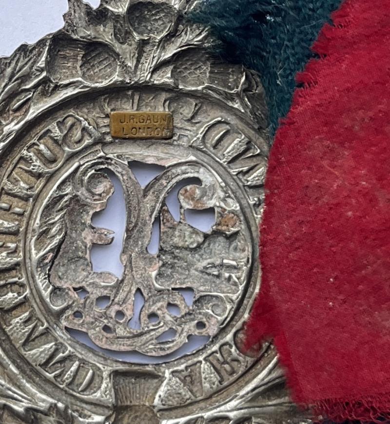 WW1 - ARGYLL & SUTHERLAND HLDRS. - SGT'S CAP BADGE / GAUNT / TARTAN PATCH