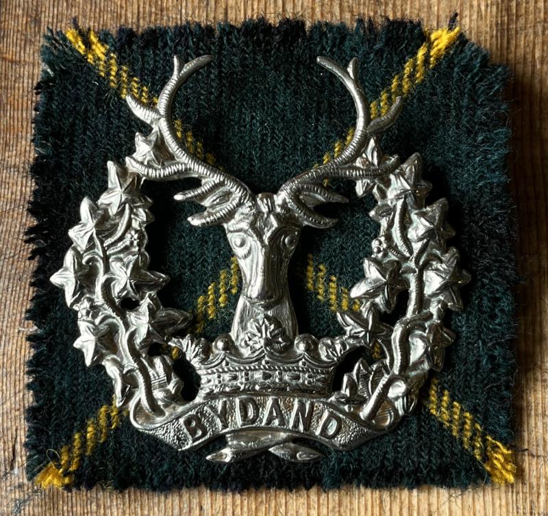 GORDON HLDRS. CAP BADGE ON ORIGINAL TARTAN PATCH