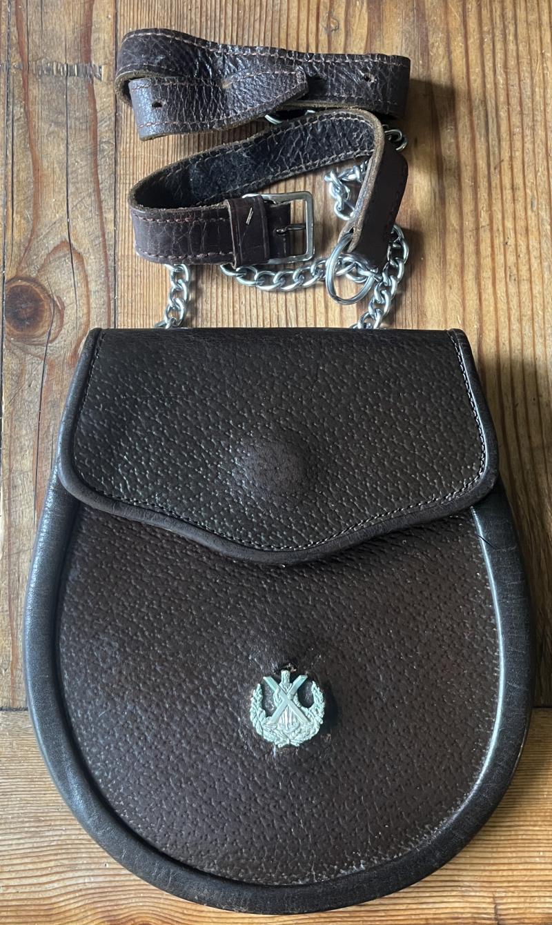 WW2 - CAMERON HLDRS. - OFFICERS LEATHER DAY SPORRAN WITH CHAIN