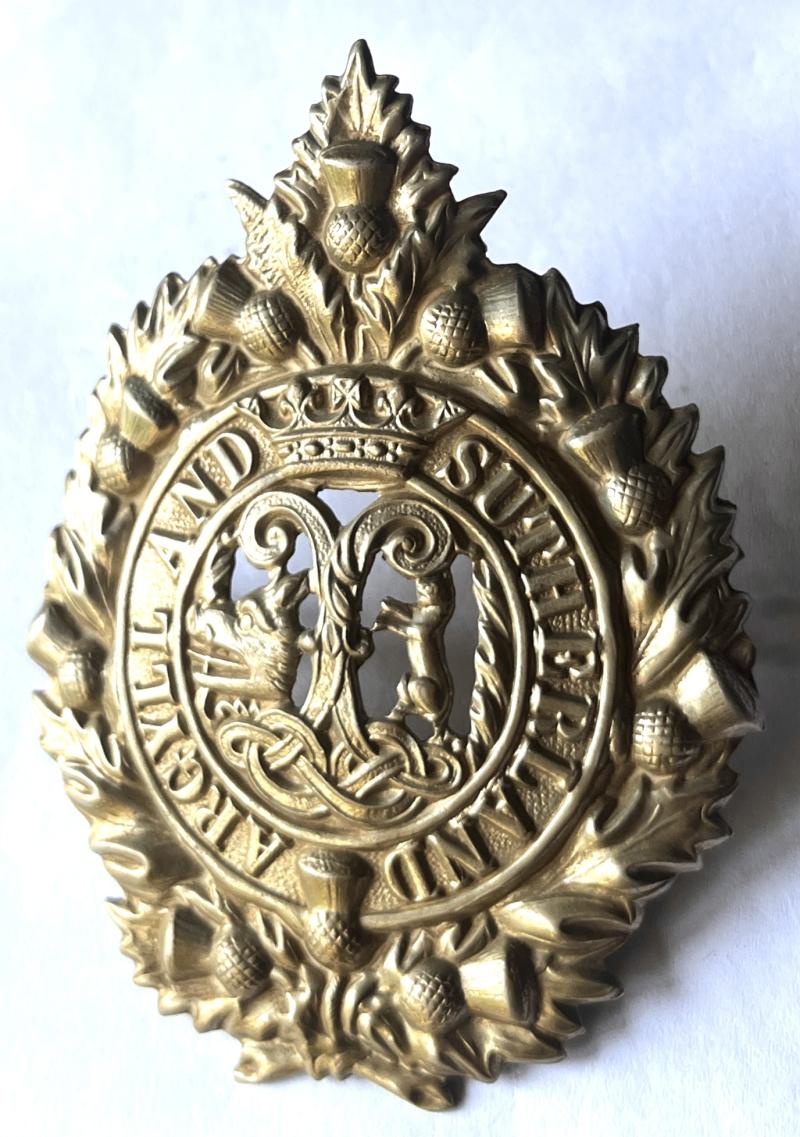 ARGYLL & SUTHERLAND HLDRS. SHAPED FEATHER BONNET BADGE